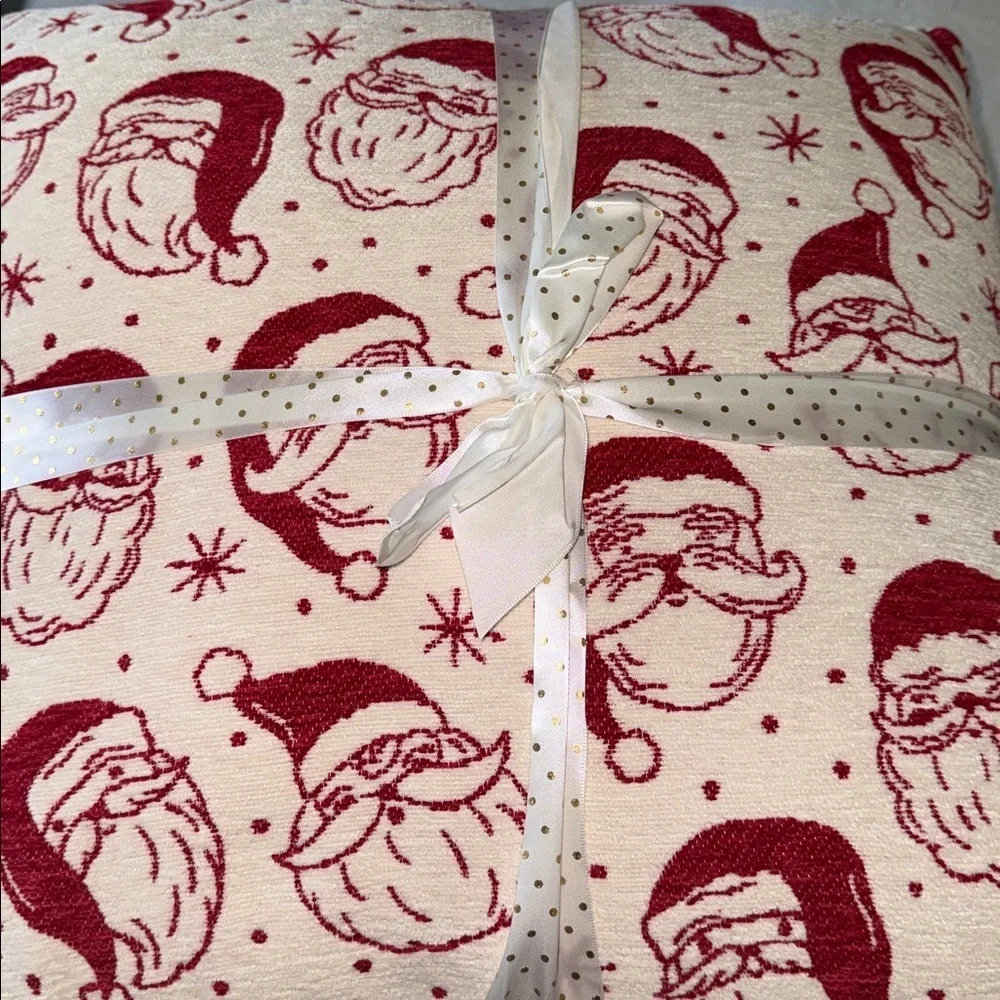 🎅🏻Isaac Mizrahi Christmas Santa set of two decorative pillows 🎅🏻